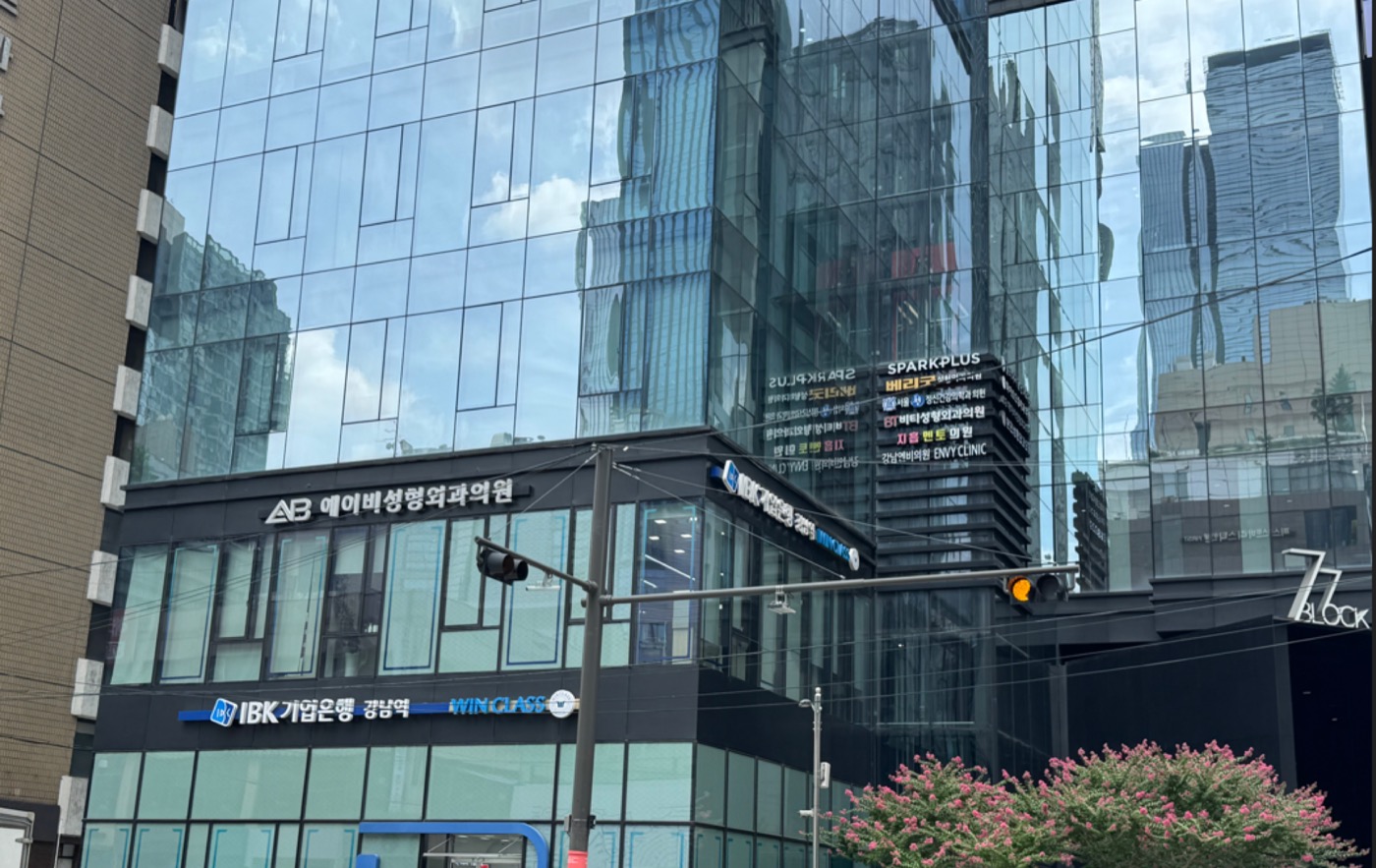 Teheran-ro corridor in Gangnam Seoul with skyscrapers and heavy evening traffic